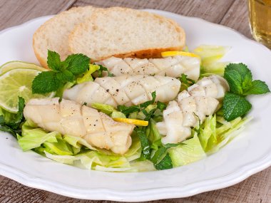 Yeşil salata ve limon ile kalamar