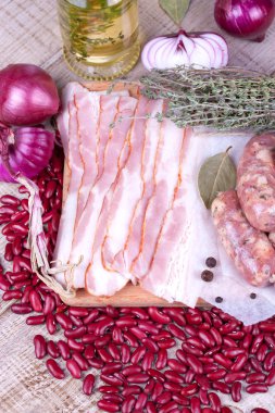 Barbunya, kekik, sosis ve pastırma