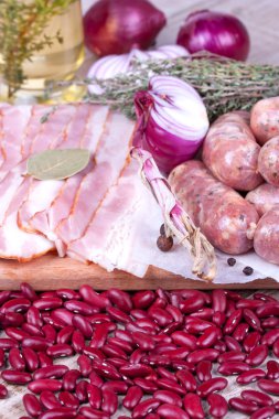 Barbunya, kekik, sosis ve pastırma