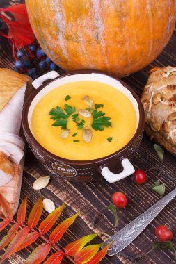 Taze pişmiş Füme tavuk göğsü ile kabak çorbası