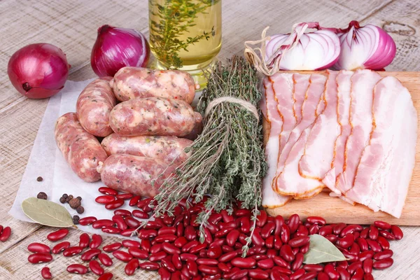 Barbunya, kekik, sosis ve pastırma