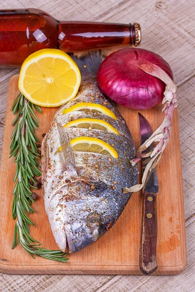 Whole grilled fish dorado served with lemon and figs — Stock Photo, Image