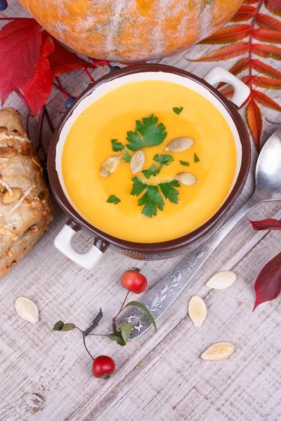 Fresh cooked pumpkin soup with smoked chicken breast — Stock Photo, Image