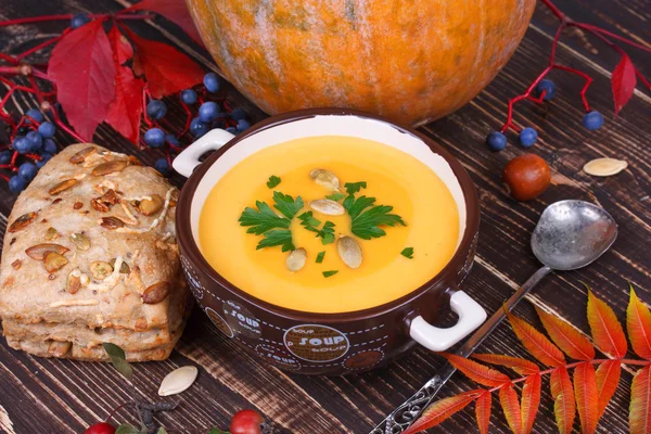 Fresh cooked pumpkin soup with smoked chicken breast — Stock Photo, Image
