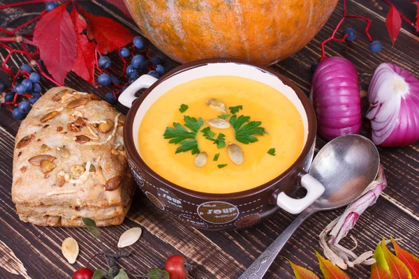 Fresh cooked pumpkin soup with smoked chicken breast — Stock Photo, Image