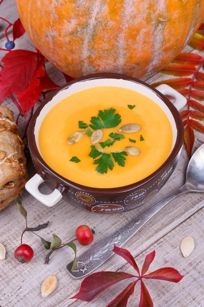 Soupe de citrouille fraîche cuite avec poitrine de poulet fumée — Photo