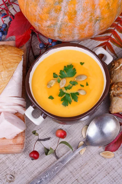 Fresh cooked pumpkin soup with smoked chicken breast — Stock Photo, Image