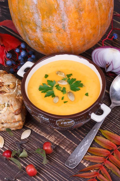 Fresh cooked pumpkin soup with smoked chicken breast — Stock Photo, Image