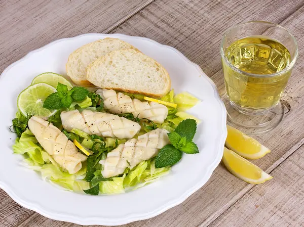 Calamari with green salad and lemon — Stock Photo, Image