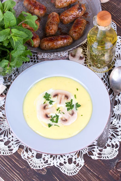 Vörös bab, a kakukkfű, a kolbász és a szalonna — Stock Fotó