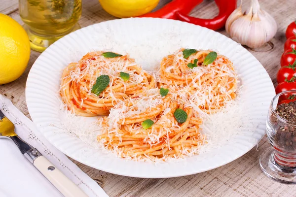 Italian pasta with tomato sauce, cheese and mint — Stock Photo, Image