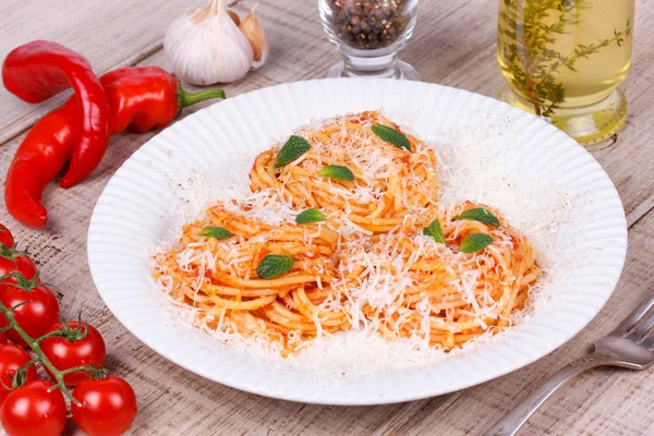 Italian pasta with tomato sauce, cheese and mint — Stock Photo, Image