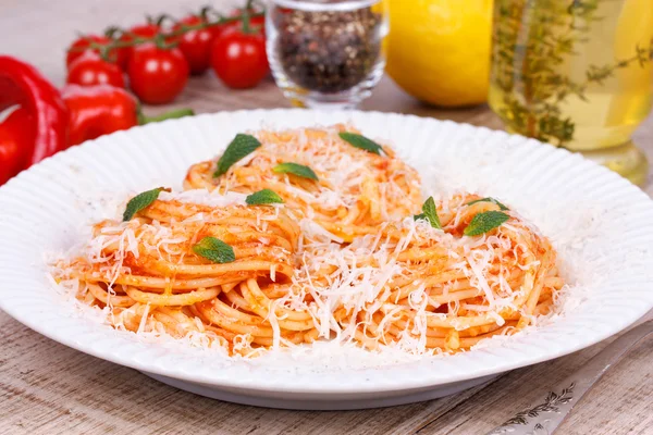 Italian pasta with tomato sauce, cheese and mint — Stock Photo, Image