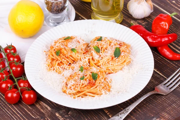 Italian pasta with tomato sauce, cheese and mint — Stock Photo, Image