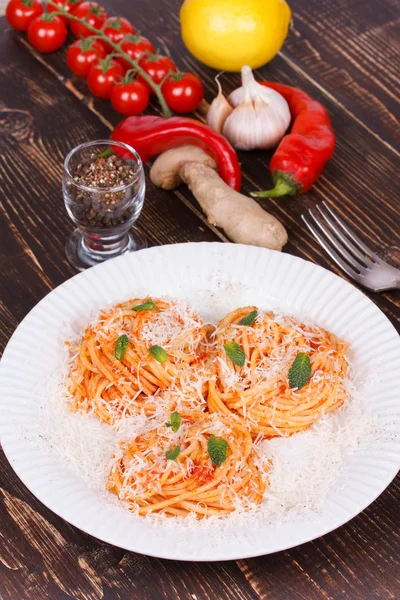 Italian pasta with tomato sauce, cheese and mint — Stock Photo, Image