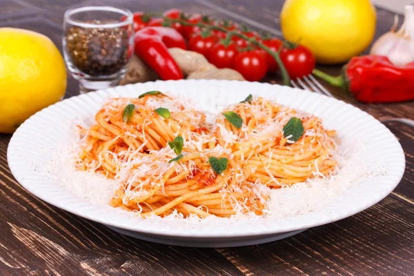 Italian pasta with tomato sauce, cheese and mint — Stock Photo, Image