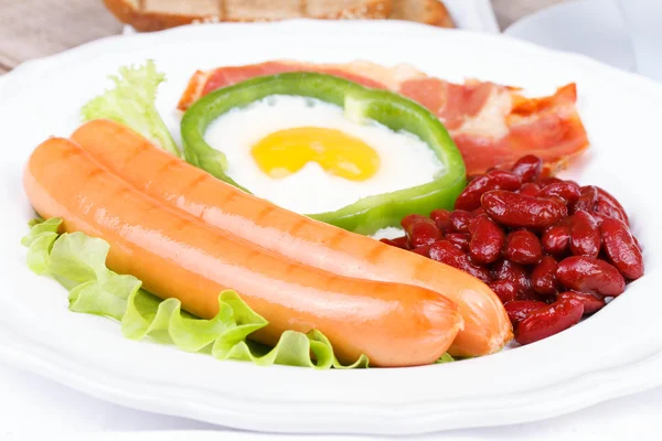 Fried egg, sausages, bacon and red beans — Stock Photo, Image