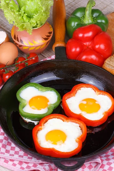 Huevos fritos en una sartén — Foto de Stock