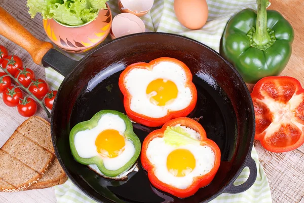 Huevos fritos en una sartén — Foto de Stock