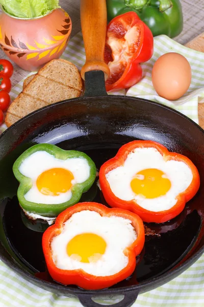 Жареные яйца в кастрюле — стоковое фото