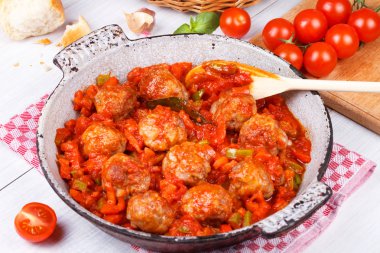 Tavada domates soslu köfte.