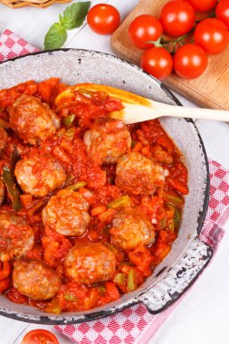 Tavada domates soslu köfte.