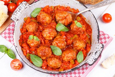 Tavada domates soslu köfte.