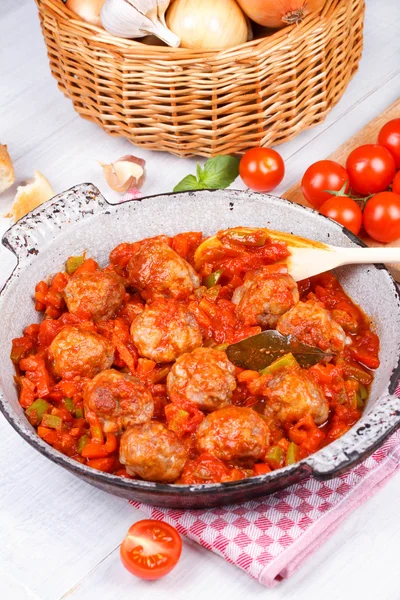 Köttbullar med tomatsås i en kastrull — Stockfoto