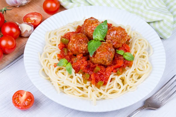 Špagety s masové kuličky v tomatové omáčce — Stock fotografie