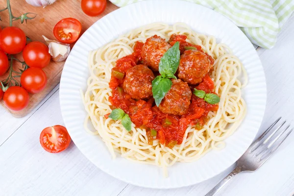 Špagety s masové kuličky v tomatové omáčce — Stock fotografie