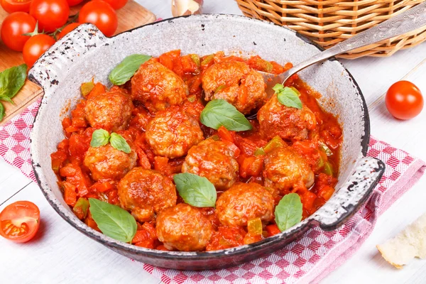 Bakso dengan saus tomat dalam panci — Stok Foto