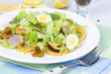 Taze salata, kalamar ve bıldırcın yumurtası