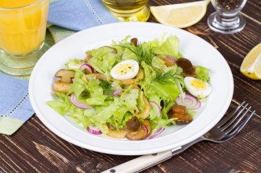 Taze salata, kalamar ve bıldırcın yumurtası