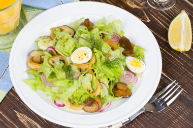 Taze salata, kalamar ve bıldırcın yumurtası