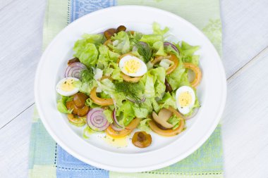 Taze salata, kalamar ve bıldırcın yumurtası