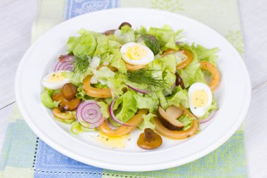 Taze salata, kalamar ve bıldırcın yumurtası