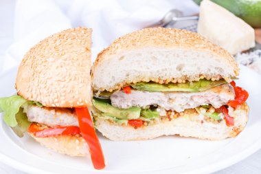 Türkiye, avokado, marul, soğan, kırmızı biber biber susam tohumu çörek üzerinde Burger