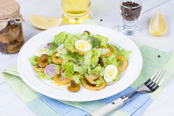 Salada fresca com cogumelos, lulas e ovos de codorniz — Fotografia de Stock