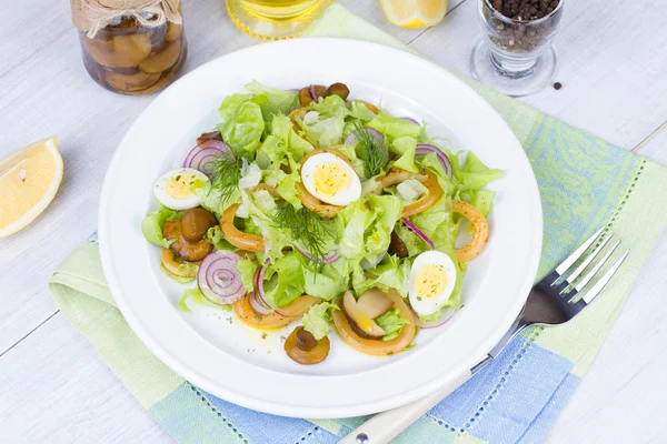 Свежий салат с грибами, кальмарами и перепелиными яйцами — стоковое фото