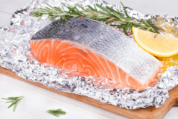 Frischer Lachs zum Kochen auf Folienpapier — Stockfoto