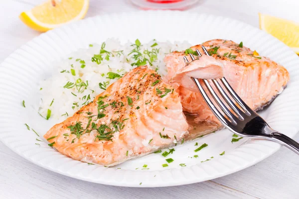 Salmón al vapor con hierbas frescas y limón. Arroz como guarnición —  Fotos de Stock