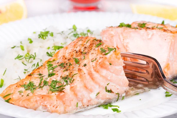 Gestoomde zalm met verse kruiden en citroen. Rijst als garnering — Stockfoto