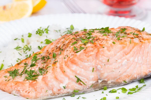 Salmón al vapor con hierbas frescas y limón. Arroz como guarnición —  Fotos de Stock