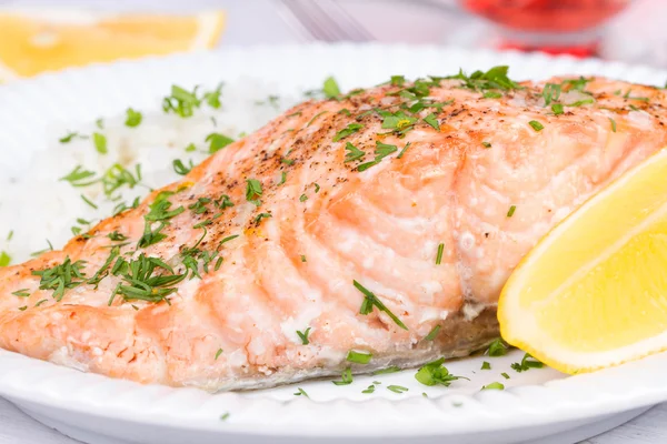 Salmón al vapor con hierbas frescas y limón. Arroz como guarnición —  Fotos de Stock