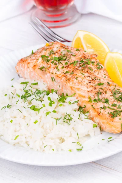 Gestoomde zalm met verse kruiden en citroen. Rijst als garnering — Stockfoto