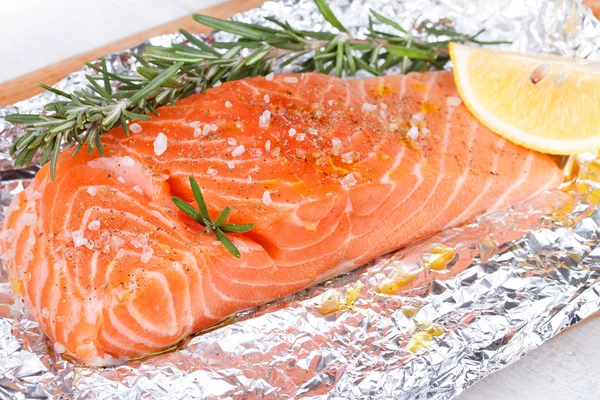 Frischer Lachs zum Kochen auf Folienpapier — Stockfoto