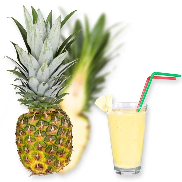 Glas av färsk ananas milkshake med hela och halva en ananas isolerad på vit bakgrund — Stockfoto