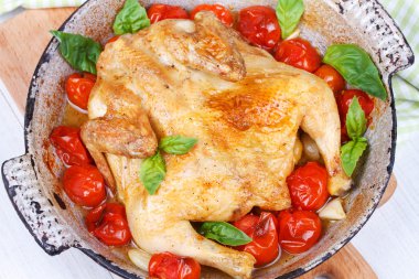 Kızarmış tavuk domates kiraz, yeşil fesleğen ve sarımsak ile