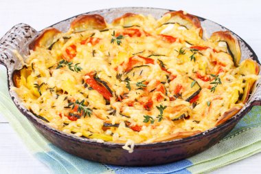 Pişmiş domates, kabak ve Poatoes kekik ve Parmesan ile