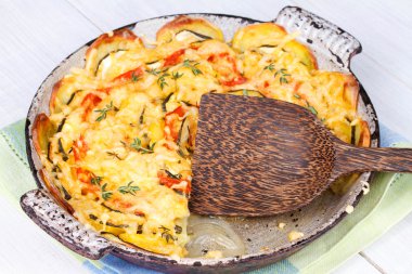 Pişmiş domates, kabak ve Poatoes kekik ve Parmesan ile